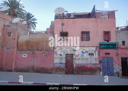 Marrakesch, Marokko - 22. Februar 2023: Früher Morgen auf den Straßen von Marrakesch Medina Stockfoto