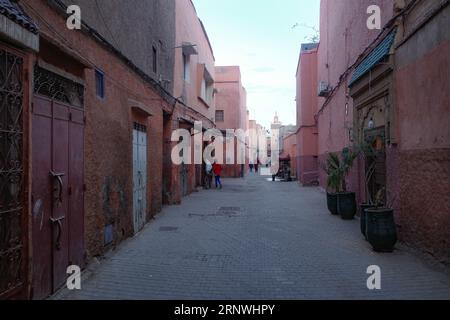 Marrakesch, Marokko - 22. Februar 2023: Früher Morgen auf den Straßen von Marrakesch Medina Stockfoto