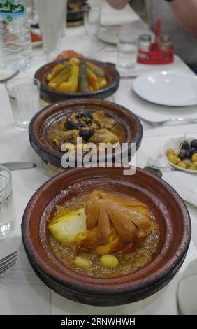 Marrakesch, Marokko - 21. Februar 2023: Traditionelle marokkanische Tagine-Gerichte mit Lamm, Fleisch und Gemüse Stockfoto