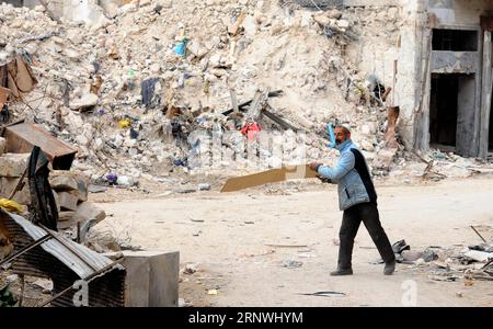 (171221) -- ALEPPO, 21. Dezember 2017 -- Maher Khayata, ein 60-jähriger Mann, entfernt am 21. Dezember 2017 die Trümmer in einem zertrümmerten Einkaufszentrum in der Altstadt von Aleppo, Nordsyrien. Khayata ist der Hüter eines Einkaufszentrums. Er hat sein Leben damit verbracht, das Gelände zu schützen und dafür zu sorgen, dass es sicher bleibt. Als der Krieg sein Leben erschütterte und alles in Trümmer zerquetschte, blieb er dort und bewachte jede Erinnerung an ihn mit jedem fallenden Felsen in der Altstadt. Das Foto geht mit dem artikel Feature: Syrischer alter Mann wacht vom Krieg zerrüttetes Einkaufszentrum in Aleppos Altstadt. SYRIEN-ALEPPO-DESTRUKTION Stockfoto