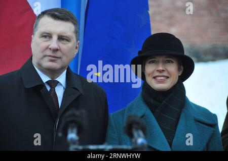 (171221) -- VALKA/VALGA, 21. Dezember 2017 -- der lettische Präsident Raimonds Vejonis (L) und die Estnische Präsidentin Kersti Kaljulaid nehmen am 21. Dezember 2017 an der feierlichen Zeremonie an einem ehemaligen Grenzübergang zwischen Valka in Lettland und Valga in Estland Teil. Die Präsidenten der baltischen Nachbarn Lettland und Estland trafen sich am Donnerstag, um das erste Jahrzehnt ihrer Länder im Schengen-Raum zu feiern. ) LETTLAND-ESTLAND-GRENZE-SCHENGEN-RAUM-DER ZEHNTE JAHRESTAG JANIS PUBLICATIONXNOTXINXCHN Stockfoto