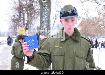 (171221) -- VALKA/VALGA, 21. Dezember 2017 -- ein estnischer Grenzschutzbeamter zeigt am 21. Dezember 2017 den zehnten Jahrestag der Schokolade aus dem Schengen-Raum an einem ehemaligen Grenzübergang zwischen Valka in Lettland und Valga in Estland. Die Präsidenten der baltischen Nachbarn Lettland und Estland trafen sich am Donnerstag, um das erste Jahrzehnt ihrer Länder im Schengen-Raum zu feiern. ) LETTLAND-ESTLAND-GRENZE-SCHENGEN-RAUM-DER ZEHNTE JAHRESTAG JANIS PUBLICATIONXNOTXINXCHN Stockfoto