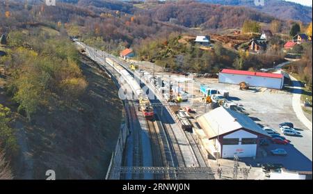 (171221) -- PODGORICA, 21. Dezember 2017 -- das am 26. Mai 2017 aufgenommene Foto zeigt einen Personenzug, der den Bahnhof Kolasin in Montenegro passiert. Am 21. Dezember fand hier in Podgorica, der Hauptstadt Montenegros, eine Zeremonie statt, um den Abschluss des Eisenbahnsanierungsprojekts Kolasin-Kos durch China Civil Engineering Construction Corporation zu feiern (). MONTENEGRO-PODGORICA-CHINA--EISENBAHNVOLLZUG CCECC PUBLICATIONXNOTXINXCHN Stockfoto