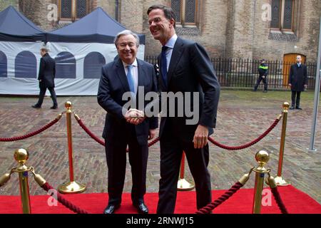 Bilder des Tages (171221) -- DEN HAAG, 21. Dezember 2017 -- DER niederländische Premierminister Mark Rutte (R) empfängt am 21. Dezember 2017 den Generalsekretär der Vereinten Nationen Antonio Guterres in den Haag, Niederlande. Unter anderem in Anwesenheit des Generalsekretärs der Vereinten Nationen Antonio Guterres und des niederländischen Königs Willem-Alexander schloss der Internationale Strafgerichtshof für das ehemalige Jugoslawien (ICTY) seine Türen nach 24 Jahren mit einer Abschlusszeremonie im Ridderzaal oder Rittersaal in den Haag am Donnerstag. ) NIEDERLANDE-DEN HAAG-ICTY-CLOSING SYLVIAXLEDERER PUBLICATIONXNOTXINXCHN Stockfoto