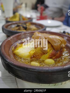 Marrakesch, Marokko - 21. Februar 2023: Traditionelle marokkanische Tagine-Gerichte mit Lamm, Fleisch und Gemüse Stockfoto