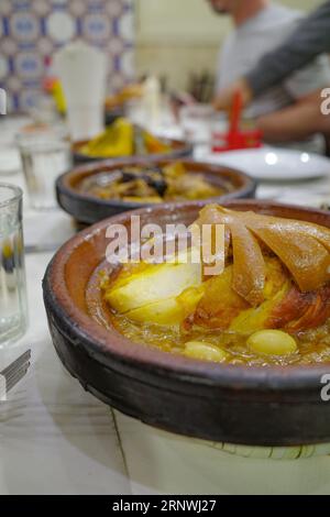 Marrakesch, Marokko - 21. Februar 2023: Traditionelle marokkanische Tagine-Gerichte mit Lamm, Fleisch und Gemüse Stockfoto