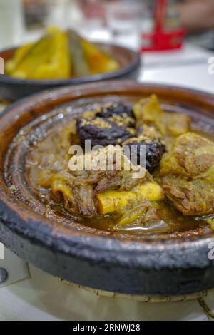 Marrakesch, Marokko - 21. Februar 2023: Traditionelle marokkanische Tagine-Gerichte mit Lamm, Fleisch und Gemüse Stockfoto