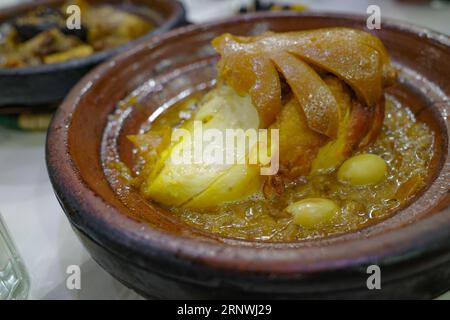 Marrakesch, Marokko - 21. Februar 2023: Traditionelle marokkanische Tagine-Gerichte mit Lamm, Fleisch und Gemüse Stockfoto