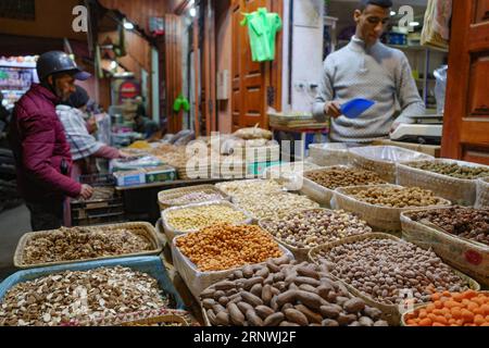 Marrakesch, Marokko - 21. Februar 2023: Verkauf von getrockneten Früchten und Nüssen an einem Marktstand in Marrakesch Medina Stockfoto