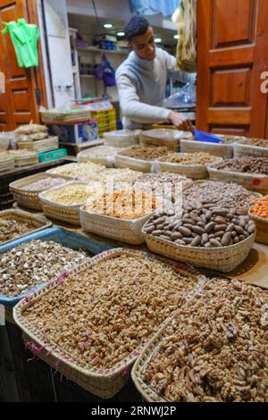 Marrakesch, Marokko - 21. Februar 2023: Verkauf von getrockneten Früchten und Nüssen an einem Marktstand in Marrakesch Medina Stockfoto