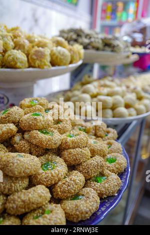 Marrakesch, Marokko - 21. Februar 2023: Frisches nordafrikanisches Gebäck auf dem Souk Market in Marrakesch erhältlich Stockfoto