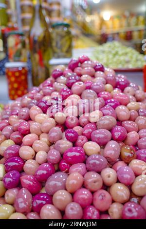 Marrakesch, Marokko - 21. Februar 2023: Oliven und Olivenprodukte zum Verkauf in der Medina von Marrakesch Stockfoto