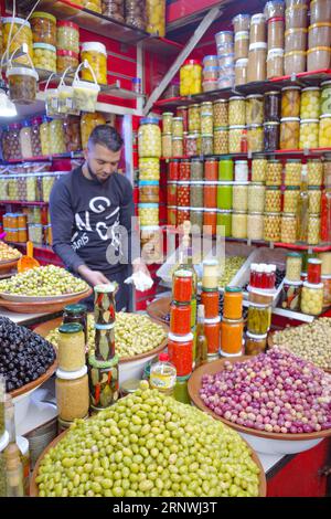 Marrakesch, Marokko - 21. Februar 2023: Oliven und Olivenprodukte zum Verkauf in der Medina von Marrakesch Stockfoto