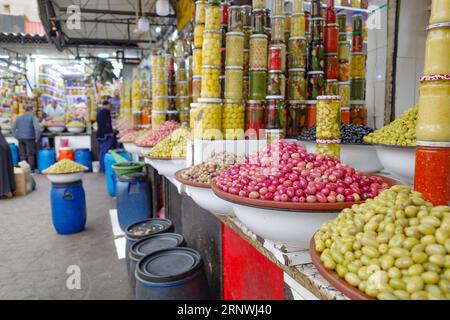 Marrakesch, Marokko - 21. Februar 2023: Oliven und Olivenprodukte zum Verkauf in der Medina von Marrakesch Stockfoto