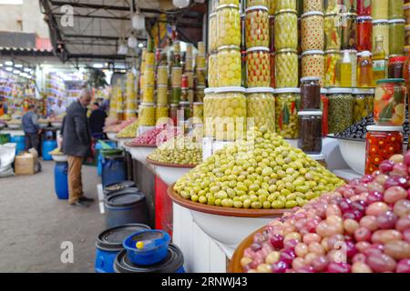 Marrakesch, Marokko - 21. Februar 2023: Oliven und Olivenprodukte zum Verkauf in der Medina von Marrakesch Stockfoto