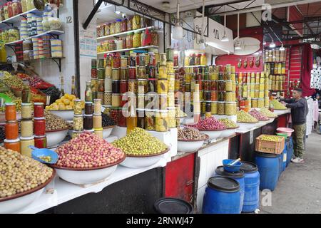 Marrakesch, Marokko - 21. Februar 2023: Oliven und Olivenprodukte zum Verkauf in der Medina von Marrakesch Stockfoto