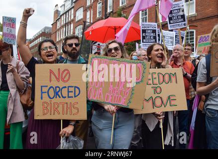 London, Großbritannien. September 2023. Die Demonstranten halten während der Demonstration in Westminster Plakate für die Wahl. Pro-Choice-Demonstranten veranstalteten einen Gegenprotest, als der jährliche Anti-Abtreibungsmarsch für das Leben in Westminster stattfand. Quelle: SOPA Images Limited/Alamy Live News Stockfoto