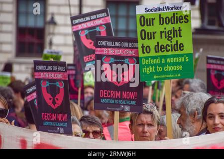 London, Großbritannien. September 2023. Die Demonstranten halten während der Demonstration auf dem Parlamentsplatz Plakate für die Wahl. Pro-Choice-Demonstranten veranstalteten einen Gegenprotest, als der jährliche Anti-Abtreibungsmarsch für das Leben in Westminster stattfand. Quelle: SOPA Images Limited/Alamy Live News Stockfoto