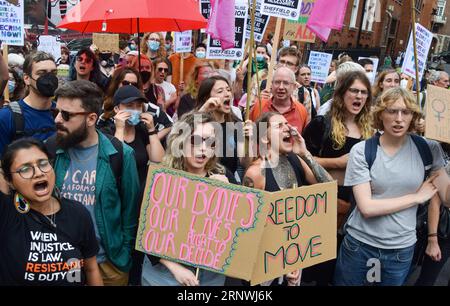 London, Großbritannien. September 2023. Die Demonstranten halten während der Demonstration in Westminster Plakate für die Wahl. Pro-Choice-Demonstranten veranstalteten einen Gegenprotest, als der jährliche Anti-Abtreibungsmarsch für das Leben in Westminster stattfand. Quelle: SOPA Images Limited/Alamy Live News Stockfoto