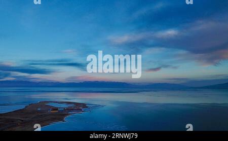 (171222) -- XINING, 22. Dezember 2017 -- Foto aufgenommen am 21. Dezember 2017 zeigt den Sonnenuntergang über dem gefrorenen Qinghai-See, Chinas größtem Binnensee und größtem Salzwassersee, im Nordwesten Chinas Qinghai-Provinz. ) (Ry) CHINA-QINGHAI-QINGHAI SEE-WINTERLANDSCHAFT (CN) JiaxHaiyuan PUBLICATIONxNOTxINxCHN Stockfoto