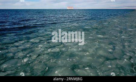 (171222) -- XINING, 22. Dezember 2017 -- Foto aufgenommen am 21. Dezember 2017 zeigt den gefrorenen Qinghai-See, Chinas größten Binnensee und größten Salzwassersee, in der nordwestlichen chinesischen Provinz Qinghai. ) (Ry) CHINA-QINGHAI-QINGHAI SEE-WINTERLANDSCHAFT (CN) JiaxHaiyuan PUBLICATIONxNOTxINxCHN Stockfoto