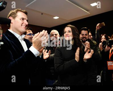 (171222) -- BARCELONA, 22. Dezember 2017 -- Kandidatin der Ciudadanos-Partei Ines Arrimadas (R F) und Präsident der Ciudadanos-Partei Albert Rivera (L) treffen sich mit den Medien, nachdem das Wahlergebnis am 21. Dezember 2017 in Barcelona, Spanien, ausgerufen wurde. Die einheitspolitische katalanische Partei Ciudadanos (CS) gewann die meisten Stimmen mit 25 Prozent bei den knappen Regionalwahlen am Donnerstag, wobei 99,5 Prozent der Stimmen gezählt wurden. ) (Zjy) SPANIEN-BARCELONA-WAHLEN-ERGEBNISSE GuoxQiuda PUBLICATIONxNOTxINxCHN Stockfoto