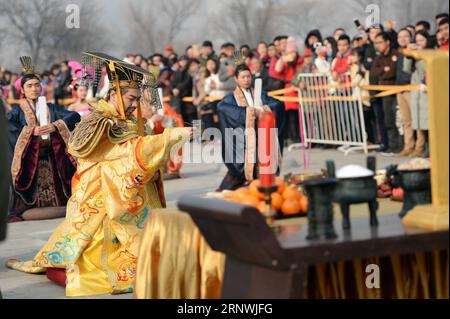 (171222) -- XI AN, 22. Dez. 2017 -- Eine Anbetung des Himmels ist nach dem Vorbild der alten chinesischen Tang-Dynastie (618-907) im Daming Palace National Heritage Park in Xi an, Hauptstadt der nordwestchinesischen Provinz Shaanxi, 22. Dez. 2017, dem Tag der Wintersonnenwende. ) (wyo) CHINA-XI AN-WINTER-SONNENWENDE-ANBETUNG ZEREMONIE (CN) LixYibo PUBLICATIONxNOTxINxCHN Stockfoto