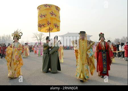 (171222) -- XI AN, 22. Dez. 2017 -- Eine Anbetung des Himmels ist nach dem Vorbild der alten chinesischen Tang-Dynastie (618-907) im Daming Palace National Heritage Park in Xi an, Hauptstadt der nordwestchinesischen Provinz Shaanxi, 22. Dez. 2017, dem Tag der Wintersonnenwende. ) (wyo) CHINA-XI AN-WINTER-SONNENWENDE-ANBETUNG ZEREMONIE (CN) LixYibo PUBLICATIONxNOTxINxCHN Stockfoto