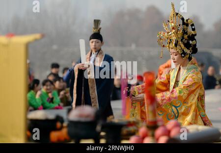 (171222) -- XI AN, 22. Dez. 2017 -- Eine Anbetung des Himmels ist nach dem Vorbild der alten chinesischen Tang-Dynastie (618-907) im Daming Palace National Heritage Park in Xi an, Hauptstadt der nordwestchinesischen Provinz Shaanxi, 22. Dez. 2017, dem Tag der Wintersonnenwende. ) (wyo) CHINA-XI AN-WINTER-SONNENWENDE-ANBETUNG ZEREMONIE (CN) LixYibo PUBLICATIONxNOTxINxCHN Stockfoto