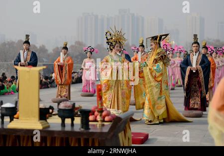 (171222) -- XI AN, 22. Dez. 2017 -- Eine Anbetung des Himmels ist nach dem Vorbild der alten chinesischen Tang-Dynastie (618-907) im Daming Palace National Heritage Park in Xi an, Hauptstadt der nordwestchinesischen Provinz Shaanxi, 22. Dez. 2017, dem Tag der Wintersonnenwende. ) (wyo) CHINA-XI AN-WINTER-SONNENWENDE-ANBETUNG ZEREMONIE (CN) LixYibo PUBLICATIONxNOTxINxCHN Stockfoto