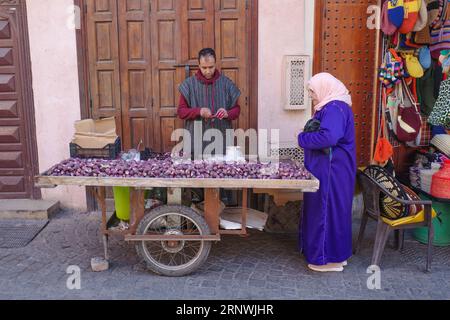 Marrakesch, Marokko - 6. Februar 2023: Koutoubia Prickly Pear Cactus Fruit zum Verkauf von einem Einkaufswagen auf dem Marrakesch Souk Market Stockfoto