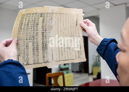 (171222) -- CHENGDU, 22. Dezember 2017 -- Yuan Dongjue zeigt eine Seite eines alten Buches nach der Reparatur in der Sichuan Provincial Library in Chengdu, Hauptstadt der südwestchinesischen Provinz Sichuan, 21. Dezember 2017. Yuan Dongjue, ein 70-jähriger Experte für Reparaturen antiker Bücher, arbeitet seit 1983 im Ancient Books Repair Center der Sichuan Provincial Library an der Reparatur und Erhaltung antiker Bücher. In ihrer 34-jährigen Karriere hat Yuan etwa 200 wertvolle alte chinesische Bücher repariert, von denen einige bis vor 1.000 Jahren zurückreichen könnten. Die Reparaturarbeiten bestehen aus mehr als 10 verschiedenen Schritten. Nur zur Reparatur Stockfoto