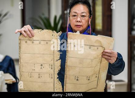 (171222) -- CHENGDU, 22. Dezember 2017 -- Yuan Dongjue zeigt Seiten von antiken Büchern vor und nach der Reparatur, in der Sichuan Provincial Library in Chengdu, Hauptstadt der südwestchinesischen Provinz Sichuan, 21. Dezember 2017. Yuan Dongjue, ein 70-jähriger Experte für Reparaturen antiker Bücher, arbeitet seit 1983 im Ancient Books Repair Center der Sichuan Provincial Library an der Reparatur und Erhaltung antiker Bücher. In ihrer 34-jährigen Karriere hat Yuan etwa 200 wertvolle alte chinesische Bücher repariert, von denen einige bis vor 1.000 Jahren zurückreichen könnten. Die Reparaturarbeiten bestehen aus mehr als 10 verschiedenen Schritten. Für den Vertreter Stockfoto