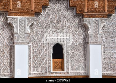 Marrakesch, Marokko - 10. Februar 2023: Wunderschönes Kunsthandwerk in der koranschule Madrasa Ben Youssef in Marrakesch Stockfoto
