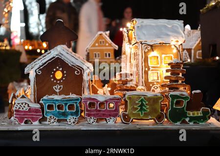 (171222) -- BUDAPEST, 22. Dezember 2017 -- Foto aufgenommen am 22. Dezember 2017 zeigt die Lebkuchenstadt im Whale Shopping and Cultural Center in Budapest, Ungarn. Gingerbread City ist eine Ausstellung mit freiem Eintritt vom 22. Dezember 2017 bis 27. Januar 2018. Jeder, der an der Ausstellung teilnehmen möchte, kann ein Grundstück reservieren und seine selbstgebauten Lebkuchengebäude der Öffentlichkeit vorstellen. ) UNGARN-BUDAPEST-LEBKUCHENSTADT ZsoltxMadarasz PUBLICATIONxNOTxINxCHN Stockfoto