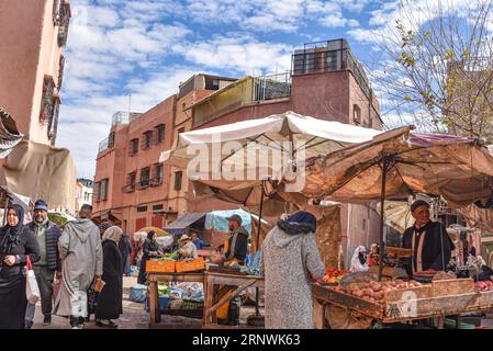 Marrakesch, Marokko - 11. Februar 2023: Straßenszene in den lokalen Märkten von Marrakesch Medina Stockfoto