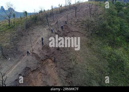 (171223) -- JINGXI, 23. Dezember 2017 -- chinesische Soldaten führen Minenräumungsmissionen im Abschnitt Guangxi entlang der Grenze China-Vietnam in der südchinesischen autonomen Region Guangxi Zhuang, 22. Dezember 2017 durch. Am 27. November 2017 begannen chinesische Soldaten ihre neue Landminenmission entlang der Grenze zwischen China und Vietnam, die 2,05 Millionen Quadratmeter auf 53 Standorten in der Nähe der Grenze zu Guangxi abdeckte. (Ry) ZHOUXHUA PUBLICATIONXNOTXINXCHN, GRENZMINENMISSION CHINA-GUANGXI-VIETNAM Stockfoto