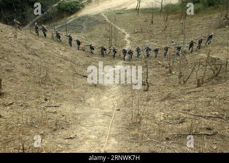 171223 -- JINGXI, 23. Dezember 2017 -- chinesische Soldaten führen Minenräumungsmissionen im Guangxi-Abschnitt entlang der Grenze China-Vietnam in der südchinesischen autonomen Region Guangxi Zhuang, 22. Dezember 2017 durch. Am 27. November 2017 begannen chinesische Soldaten ihre neue Landminenmission entlang der Grenze zwischen China und Vietnam, die 2,05 Millionen Quadratmeter auf 53 Standorten in der Nähe der Grenze zu Guangxi abdeckte. Versuch die GRENZMINENMISSION CHINA-GUANGXI-VIETNAM CN* GuanxLei PUBLICATIONxNOTxINxCHN Stockfoto