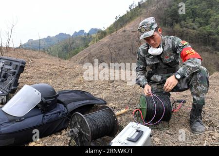 (171223) -- JINGXI, 23. Dezember 2017 -- Ein chinesischer Soldat überprüft die Sprenglinie bei der Durchführung einer Minenräummission im Abschnitt Guangxi entlang der Grenze zwischen China und Vietnam in der südchinesischen autonomen Region Guangxi Zhuang, 22. Dezember 2017. Am 27. November 2017 begannen chinesische Soldaten ihre neue Landminenmission entlang der Grenze zwischen China und Vietnam, die 2,05 Millionen Quadratmeter auf 53 Standorten in der Nähe der Grenze zu Guangxi abdeckte. (Ry) ZHOUXHUA PUBLICATIONXNOTXINXCHN, GRENZMINENMISSION CHINA-GUANGXI-VIETNAM Stockfoto