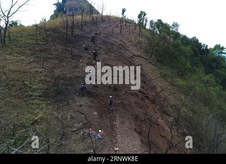 (171223) -- JINGXI, 23. Dezember 2017 -- chinesische Soldaten führen Minenräumungsmissionen im Abschnitt Guangxi entlang der Grenze China-Vietnam in der südchinesischen autonomen Region Guangxi Zhuang, 22. Dezember 2017 durch. Am 27. November 2017 begannen chinesische Soldaten ihre neue Landminenmission entlang der Grenze zwischen China und Vietnam, die 2,05 Millionen Quadratmeter auf 53 Standorten in der Nähe der Grenze zu Guangxi abdeckte. (Ry) ZHOUXHUA PUBLICATIONXNOTXINXCHN, GRENZMINENMISSION CHINA-GUANGXI-VIETNAM Stockfoto