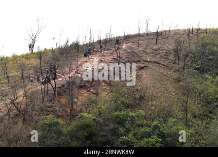 (171223) -- JINGXI, 23. Dezember 2017 -- chinesische Soldaten bereiten sich auf Sprengoperationen vor, um Anlagen vor der Landminenbeseitigung im Abschnitt Guangxi entlang der Grenze zwischen China und Vietnam in der autonomen Region Guangxi Zhuang in Südchina zu räumen, 22. Dezember 2017. Am 27. November 2017 begannen chinesische Soldaten ihre neue Landminenmission entlang der Grenze zwischen China und Vietnam, die 2,05 Millionen Quadratmeter auf 53 Standorten in der Nähe der Grenze zu Guangxi abdeckte. (Ry) ZHOUXHUA PUBLICATIONXNOTXINXCHN, GRENZMINENMISSION CHINA-GUANGXI-VIETNAM Stockfoto