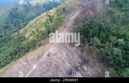 (171223) -- JINGXI, 23. Dezember 2017 -- chinesische Soldaten führen Minenräumungsmissionen im Abschnitt Guangxi entlang der Grenze China-Vietnam in der südchinesischen autonomen Region Guangxi Zhuang, 22. Dezember 2017 durch. Am 27. November 2017 begannen chinesische Soldaten ihre neue Landminenmission entlang der Grenze zwischen China und Vietnam, die 2,05 Millionen Quadratmeter auf 53 Standorten in der Nähe der Grenze zu Guangxi abdeckte. (Ry) ZHOUXHUA PUBLICATIONXNOTXINXCHN, GRENZMINENMISSION CHINA-GUANGXI-VIETNAM Stockfoto