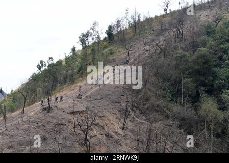 (171223) -- JINGXI, 23. Dezember 2017 -- chinesische Soldaten führen Minenräumungsmissionen im Abschnitt Guangxi entlang der Grenze China-Vietnam in der südchinesischen autonomen Region Guangxi Zhuang, 22. Dezember 2017 durch. Am 27. November 2017 begannen chinesische Soldaten ihre neue Landminenmission entlang der Grenze zwischen China und Vietnam, die 2,05 Millionen Quadratmeter auf 53 Standorten in der Nähe der Grenze zu Guangxi abdeckte. (Ry) ZHOUXHUA PUBLICATIONXNOTXINXCHN, GRENZMINENMISSION CHINA-GUANGXI-VIETNAM Stockfoto