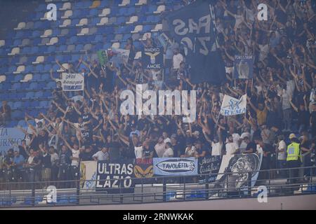 Neapel, Italien. September 2023. Unterstützer der SS Lazio während des Serie-A-Tim-Spiels zwischen SSC Napoli und SS Lazio im Stadio Diego Armando Maradona am 2. September 2023 in Neapel, Italien. Quelle: Giuseppe Maffia/Alamy Live News Stockfoto