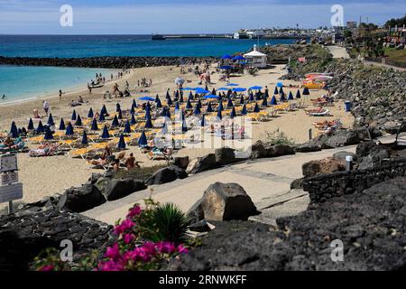 Playa Dorada Beach, mit Hinweisschild Playa Blanca, Lanzarote, Kanarische Inseln, Spanien Stockfoto