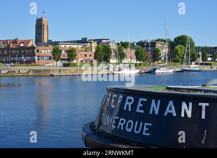 Dunkerque, Frankreich 07-19-2016 Hafen, Schiffe und Blick auf die Kirche Saint Eloi Stockfoto