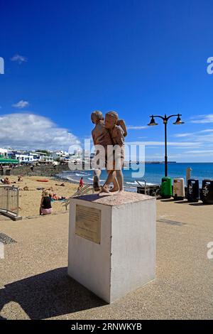 Statue von zwei Jungen, die kämpfen, Playa Blanca, Lanzarote, Kanarische Inseln, Spanien. Lucha Canaria - traditionelles kanarisches Ringen. Stockfoto