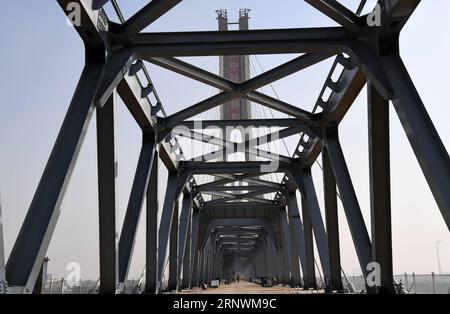 (171225) -- YUEYANG, 25. Dezember 2017 -- Foto aufgenommen am 24. Dezember 2017 zeigt die Baustelle einer Eisenbahnbrücke über den Dongting-See, den zweitgrößten Süßwassersee Chinas, in der Stadt Yueyang in der zentralchinesischen Provinz Hunan. Die 1.290 Meter lange Brücke ist ein wichtiger Teil der längsten Schwerlastbahn der Welt für den Kohletransport. Die 1.837 km lange Eisenbahnstrecke befindet sich noch im Bau und soll die kohlereiche westliche Autonome Region Innere Mongolei mit der Stadt Ji an in der ostchinesischen Provinz Jiangxi verbinden. Die Bahnstrecke soll 2020 in Betrieb genommen werden. ) (RY) CHINA-HUNAN-KOHLE RAILWA Stockfoto