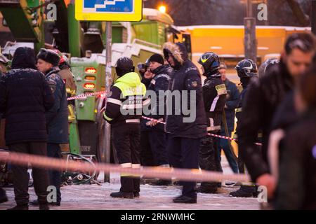 (171225) -- MOSKAU, 25. Dezember 2017 -- Rettungskräfte arbeiten am Unfallort eines Busunfalls, der am 25. Dezember 2017 in Moskau in eine Fußgängerunterführung fuhr. Mindestens fünf Menschen wurden getötet und viele andere verletzt, nachdem ein Bus am Montag in Moskau in eine Fußgängerunterführung gefahren war, berichtete die Nachrichtenagentur Sputnik und verwies auf eine Quelle in den Rettungsdiensten. ) (Zjl) RUSSLAND-MOSKAU-BUS-CRASH BaixXueqi PUBLICATIONxNOTxINxCHN Stockfoto