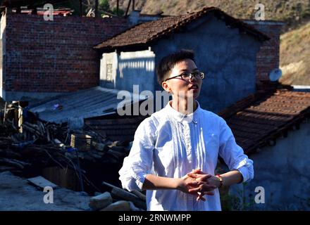 (171225) -- NANNING, 25. Dezember 2017 -- Pan Congcong, ein Mädchen, das 2015 seinen Abschluss an der Tsinghua Universität machte, dient als Parteisekretärin im Dorf Fengfang im Tianlin County, Baise City, südchinesische Autonome Region Guangxi Zhuang, 13. März 2017. Sie half den Dorfbewohnern beim Bau von 22 Hühnerunterkünften, zog 100.000 Hühner auf und gründete eine Hühnergenossenschaft. Aufgrund der rauen Umweltbedingungen wie der steinigen Wüstenbildung und der bergigen Landform ist Guangxi seit langem ein weniger entwickeltes Gebiet in China. In den letzten Jahren hat die Kommunalverwaltung viele Messungen zur Armutsbekämpfung durchgeführt Stockfoto